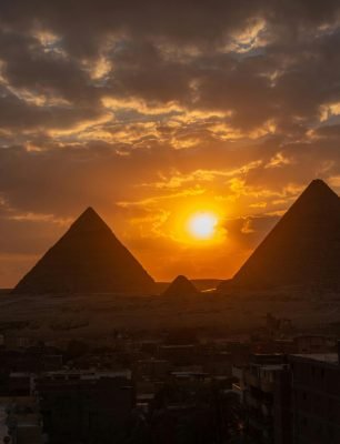 free-photo-of-silhouette-of-pyramids-during-sunset